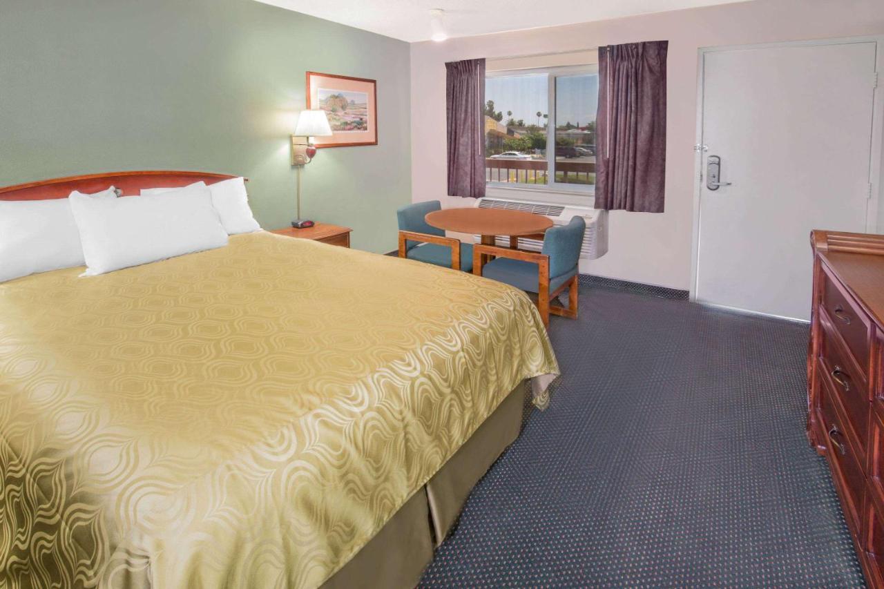 Days Inn By Wyndham Ontario Airport Eksteriør billede