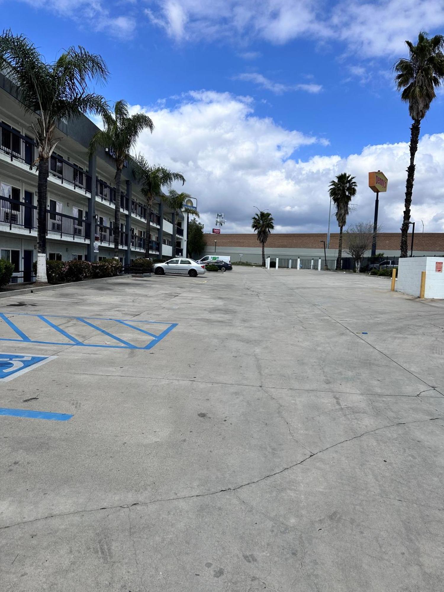 Days Inn By Wyndham Ontario Airport Eksteriør billede